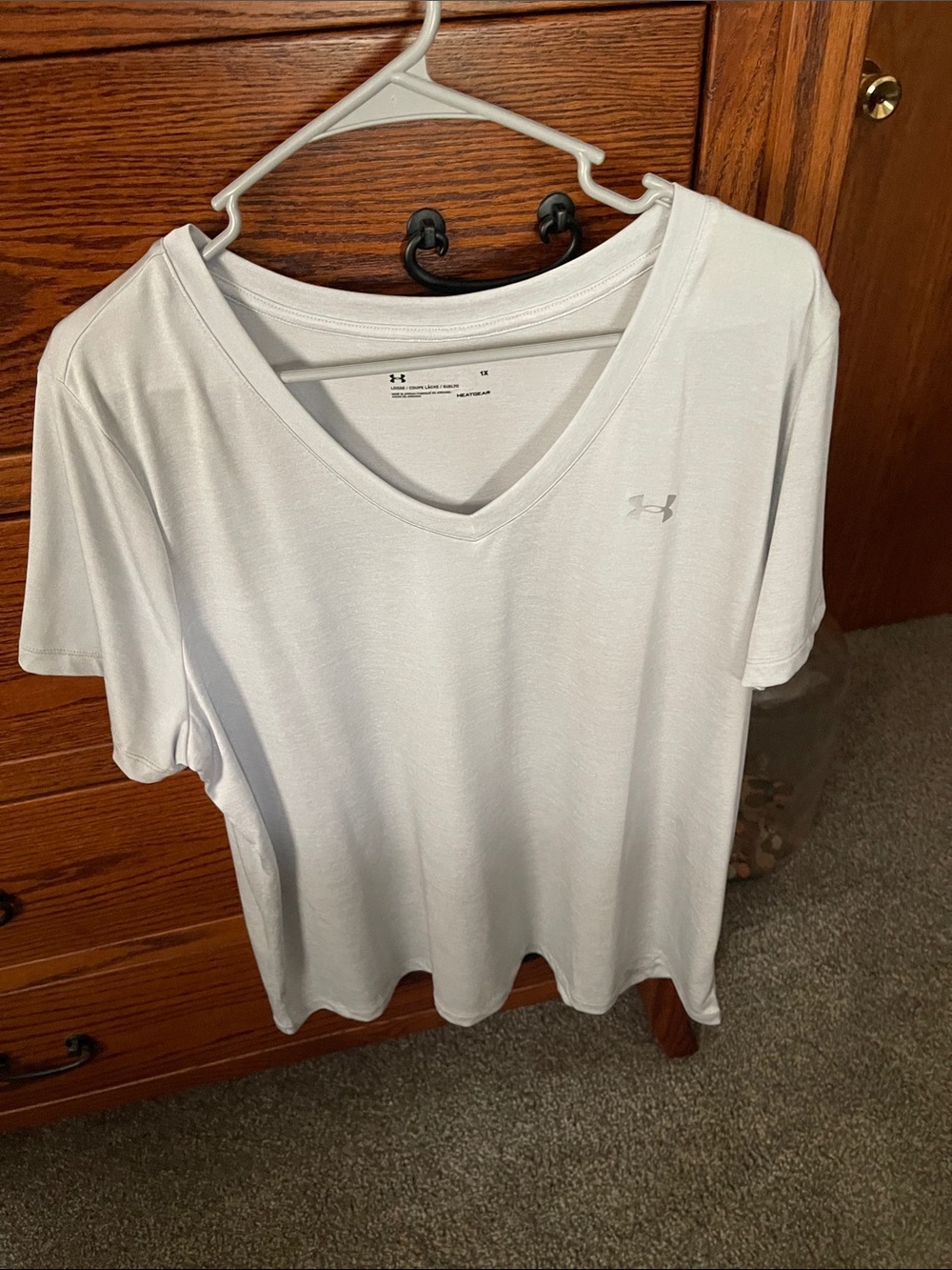 Under Armour Women's HeatGear V-Neck Top in Light gray/silver